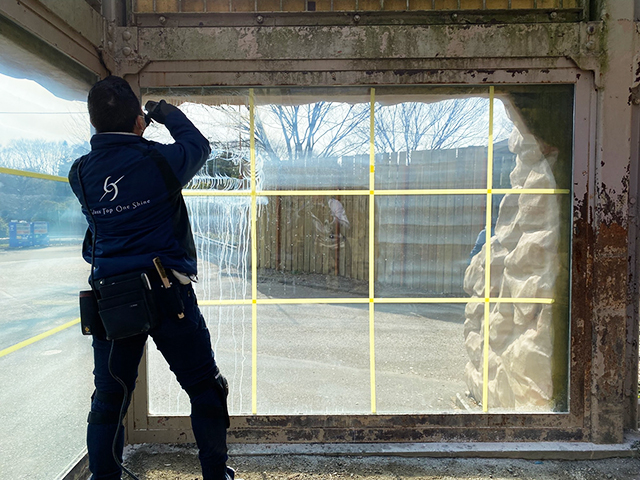 東武動物公園のガラス再生研磨施工の様子